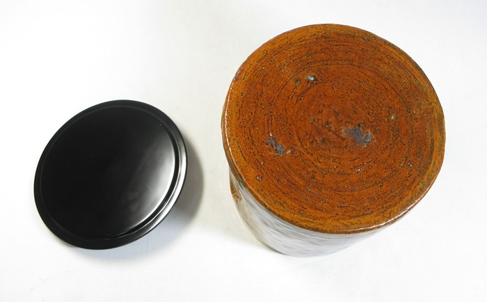 【B0985a】茶道具　大樋焼　大樋長阿弥　飴釉 水指　塗蓋　共布　即決_画像8