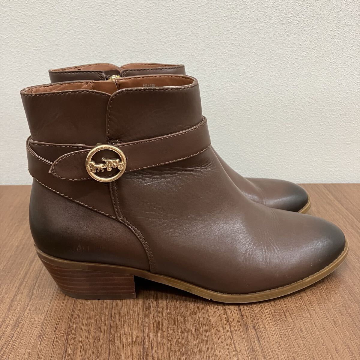 【044】 COACH コーチ DEBI LEATHER BOOTIE ショートブーツ レザー サイドジップ ロゴ ゴールド金具 7.5 24.5cm 38 茶色 ブラウン FG4188_画像3
