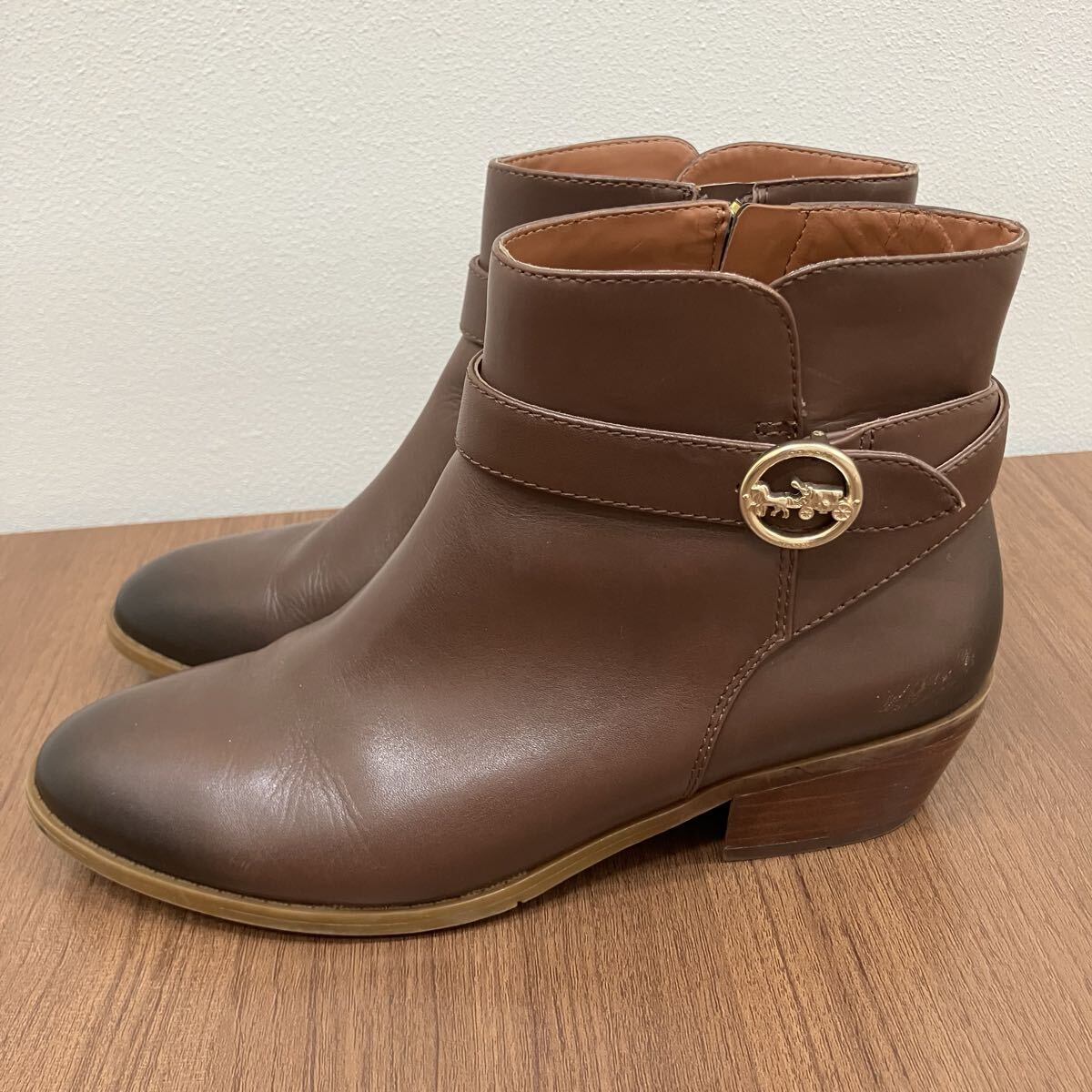 【044】 COACH コーチ DEBI LEATHER BOOTIE ショートブーツ レザー サイドジップ ロゴ ゴールド金具 7.5 24.5cm 38 茶色 ブラウン FG4188_画像4