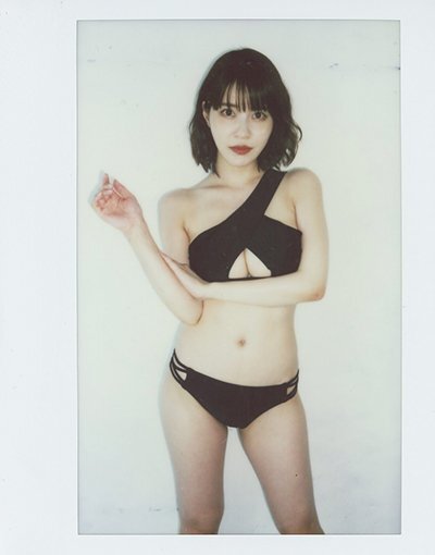 岸明日香5 -Vol.5-　水着ワイドオフショットチェキ　(黒ビキニ)　現場撮影/HIT'S 251021-801_画像1