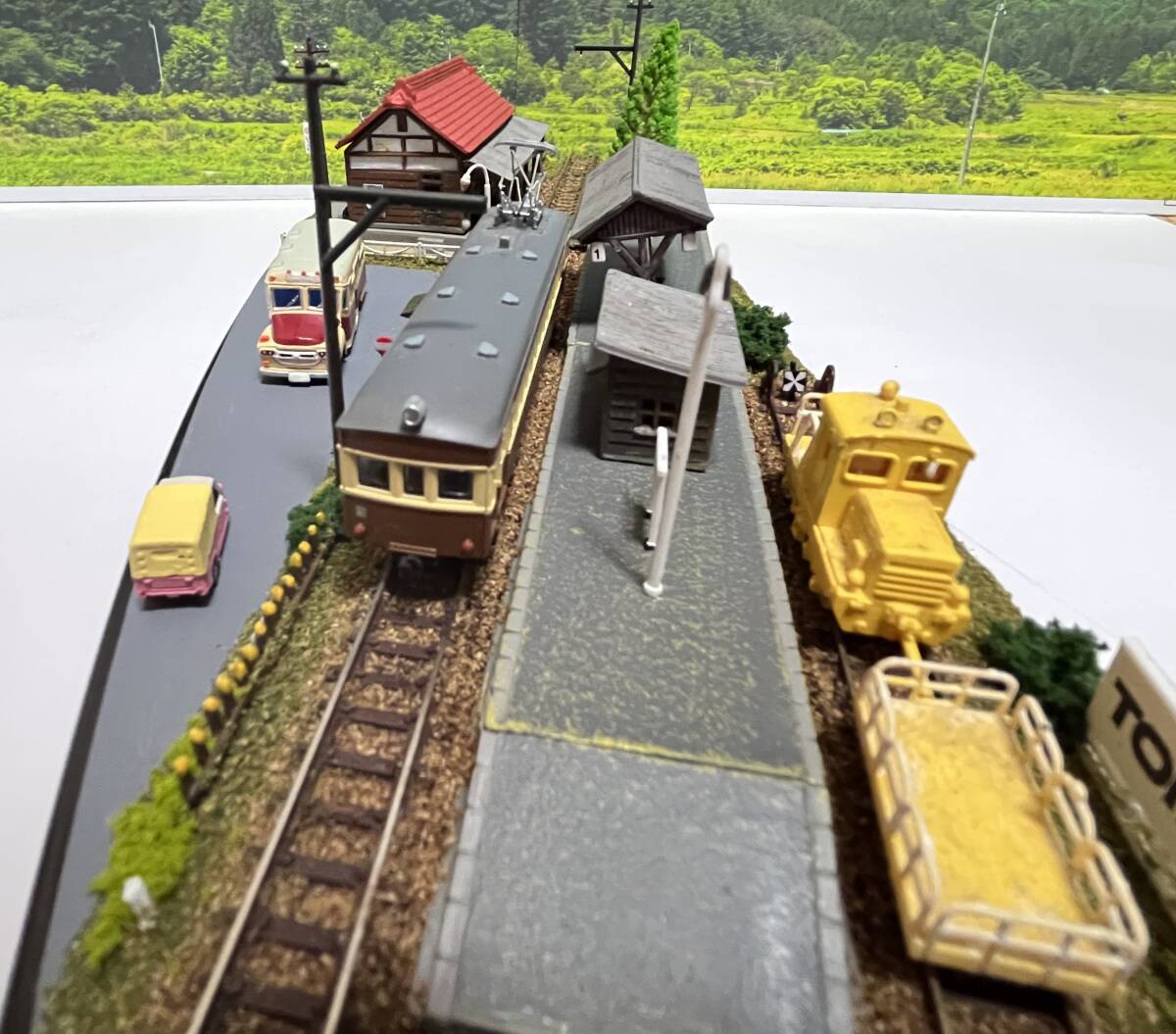 Ｎゲージ展示台　バス停のある田舎駅の風景　ボンネットバス付_画像6