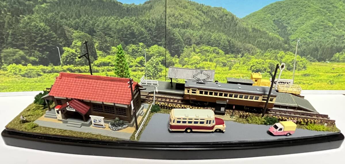 Ｎゲージ展示台　バス停のある田舎駅の風景　ボンネットバス付_画像1