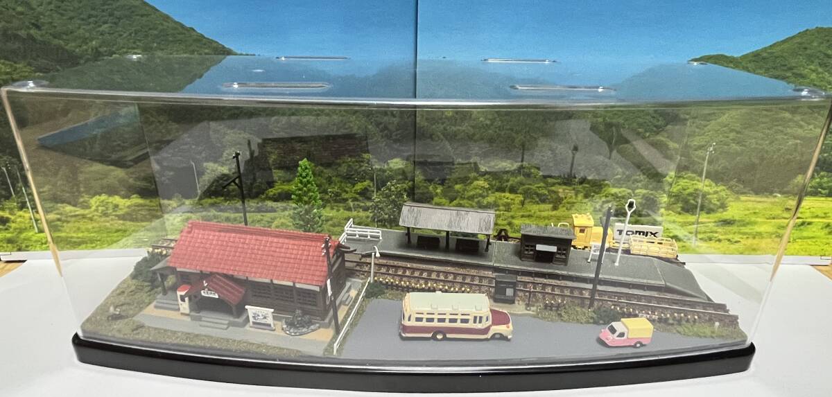 Ｎゲージ展示台　バス停のある田舎駅の風景　ボンネットバス付_画像9