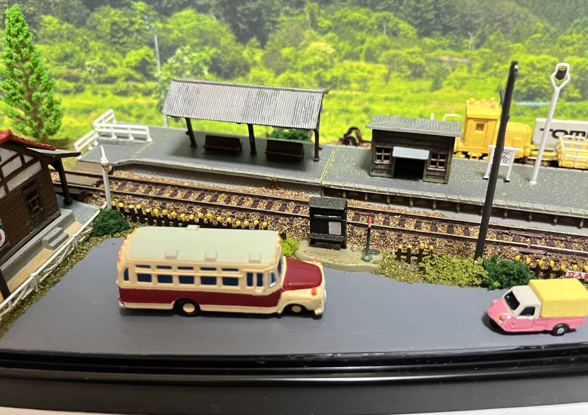 Ｎゲージ展示台　バス停のある田舎駅の風景　ボンネットバス付_画像8