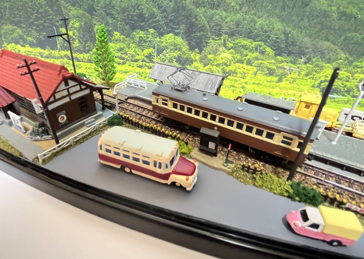 Ｎゲージ展示台　バス停のある田舎駅の風景　ボンネットバス付_画像4