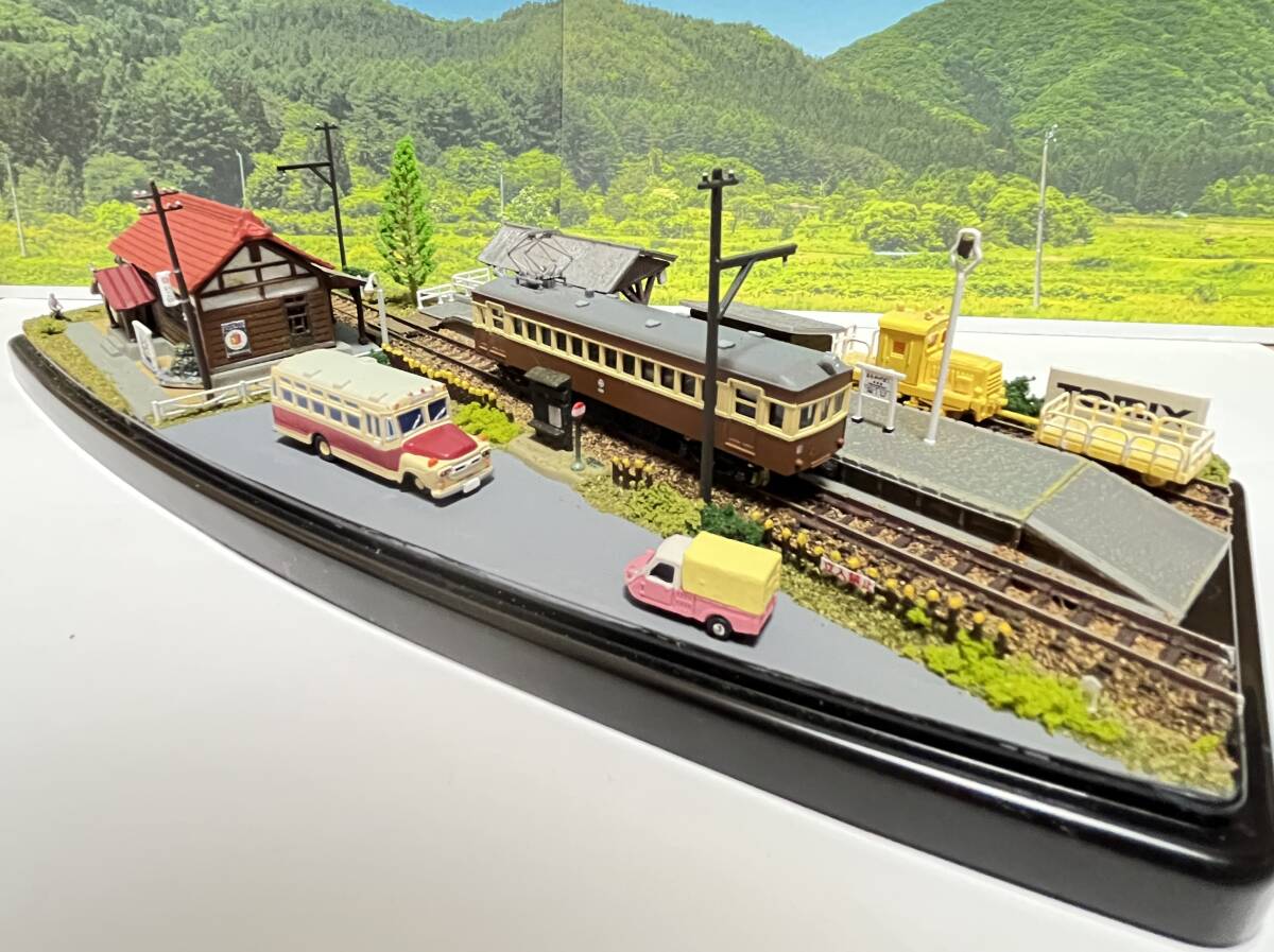 Ｎゲージ展示台　バス停のある田舎駅の風景　ボンネットバス付_画像2