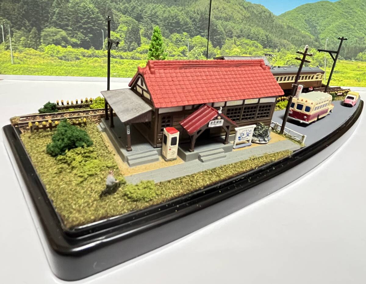 Ｎゲージ展示台　バス停のある田舎駅の風景　ボンネットバス付_画像3