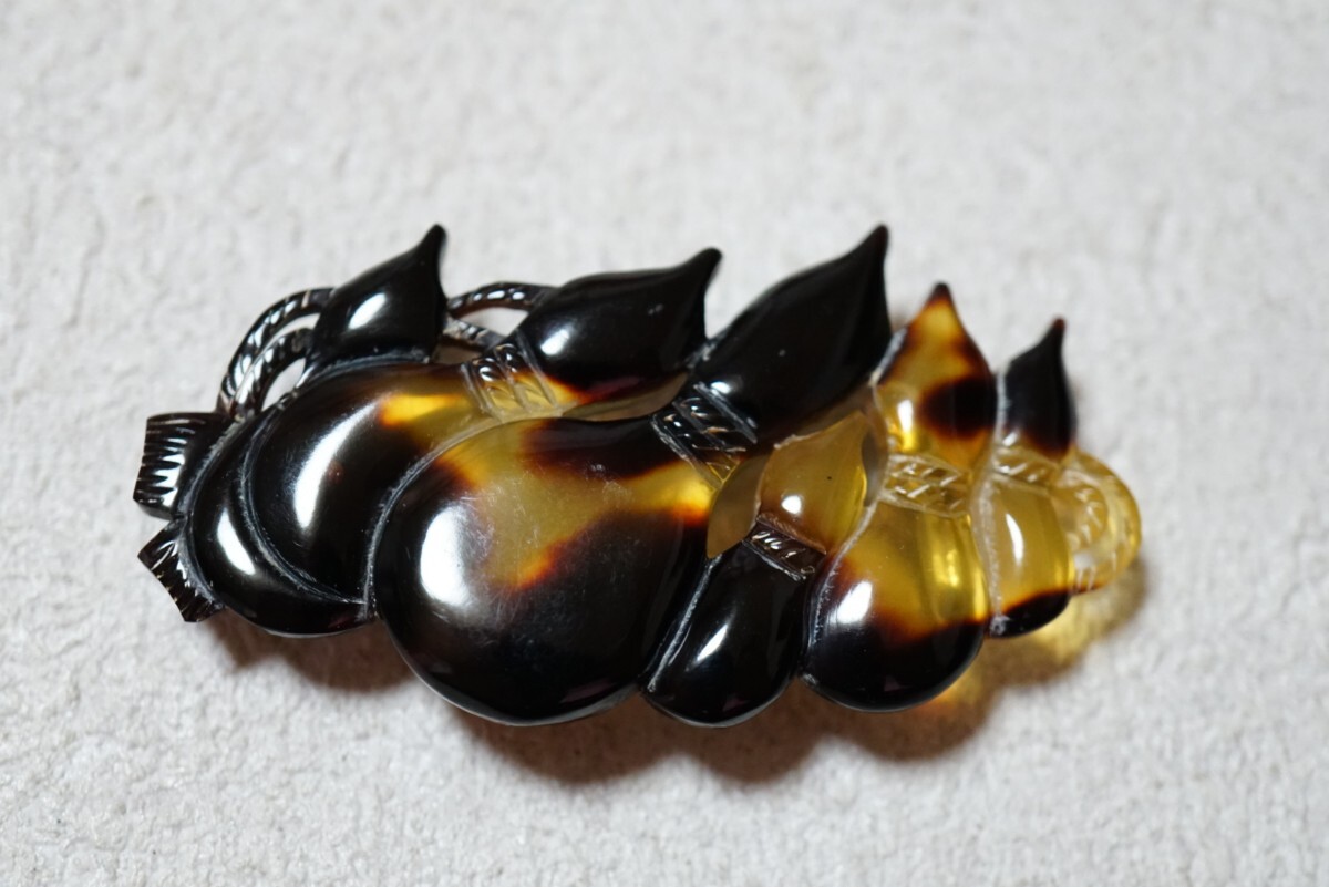 1579 本鼈甲 べっ甲 瓢箪 彫刻 帯留め オビドメ ヴィンテージ アクセサリー べっこう 和装小物 着物 装飾品_画像1