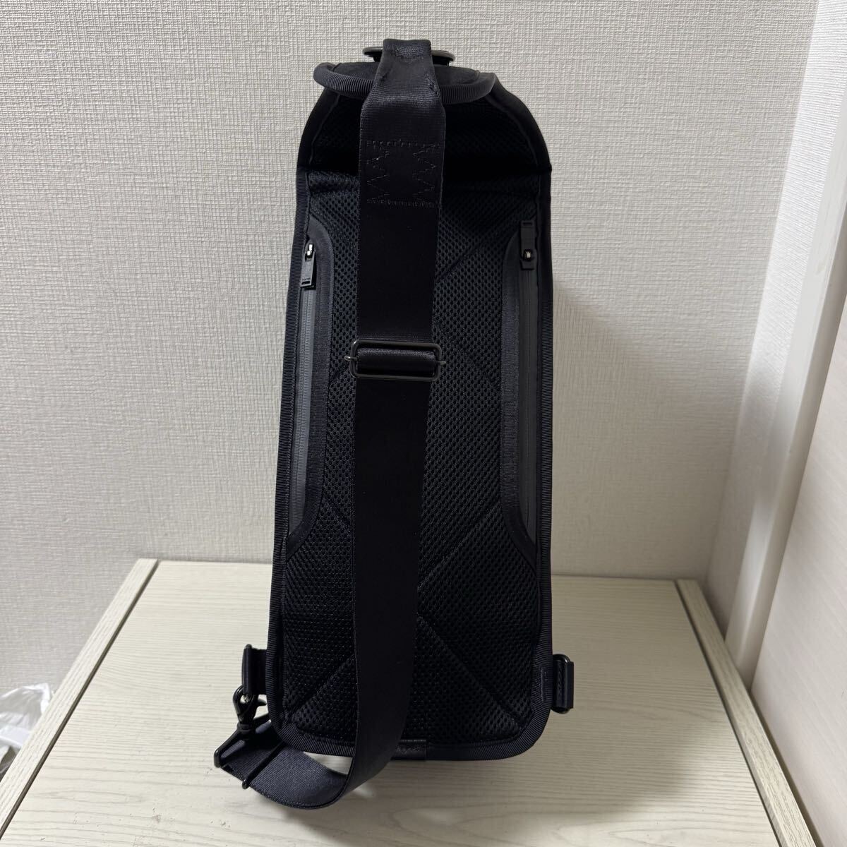 【新品同様】定価48,400円 PORTER HYBRID ポーター ハイブリッド ボディバッグ 737-17804 ワンショルダーバッグ ブラック 黒_画像2