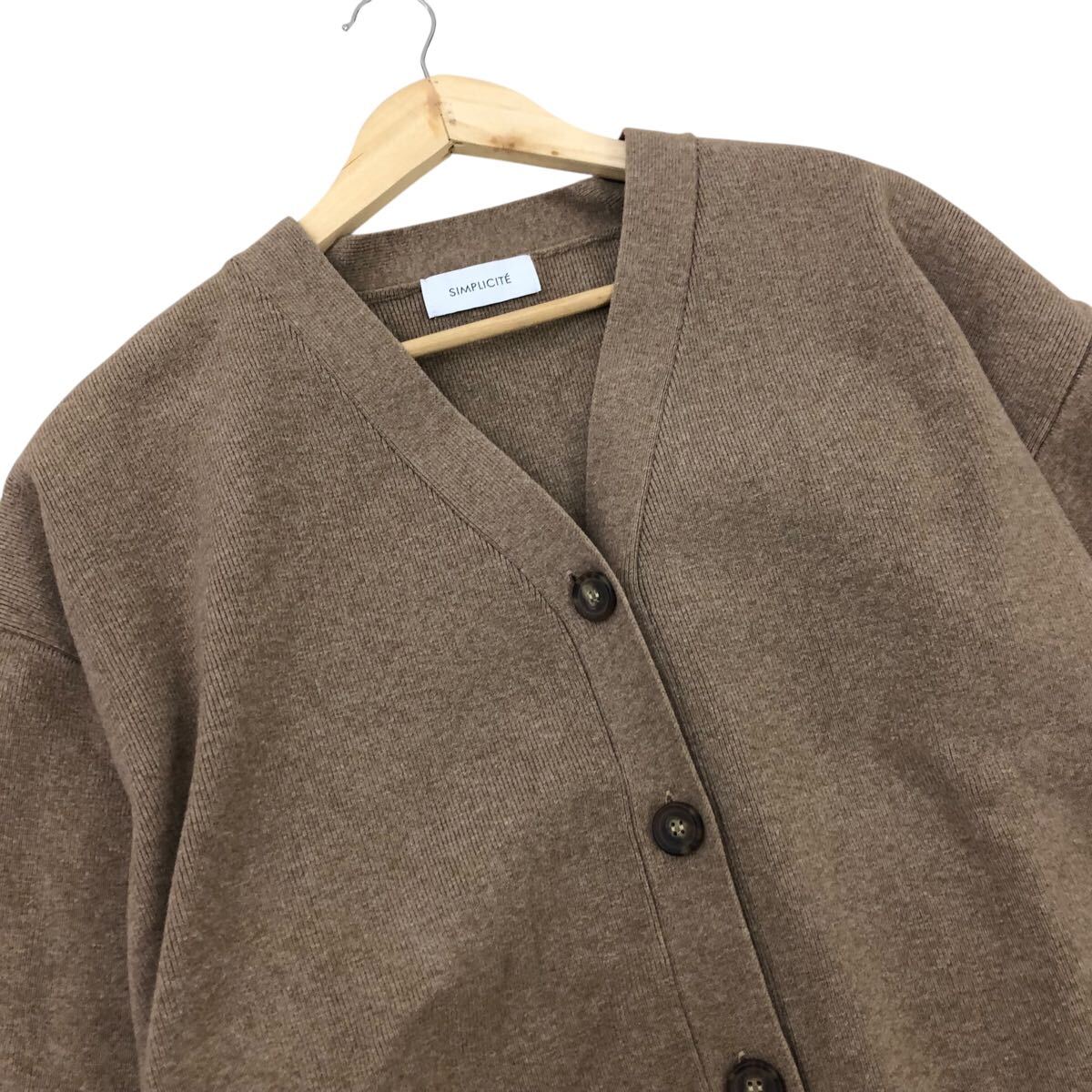 10Nm327-10 美品 2022年製 Simplicite サンプリシテ Vネック 長袖 ニット カーディガン 上着 羽織 トップス ベージュ レディース 実寸参考_画像2