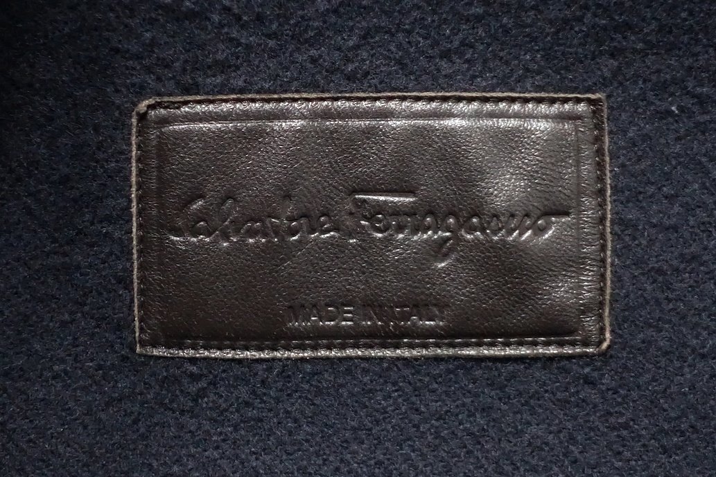  прекрасный товар Salvatole Ferragamo Ferragamo gun chi-ni кожа ti tail f- dead полупальто "даффл коут" темный темно-синий шерсть мужской 48