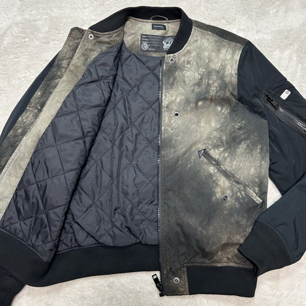 極美品!/XL相当●ディーゼル DIESEL ブルゾン ジップアップジャケット キルティング 中綿 MA-1 タイダイ染め 型ロゴプレート アウター _画像1