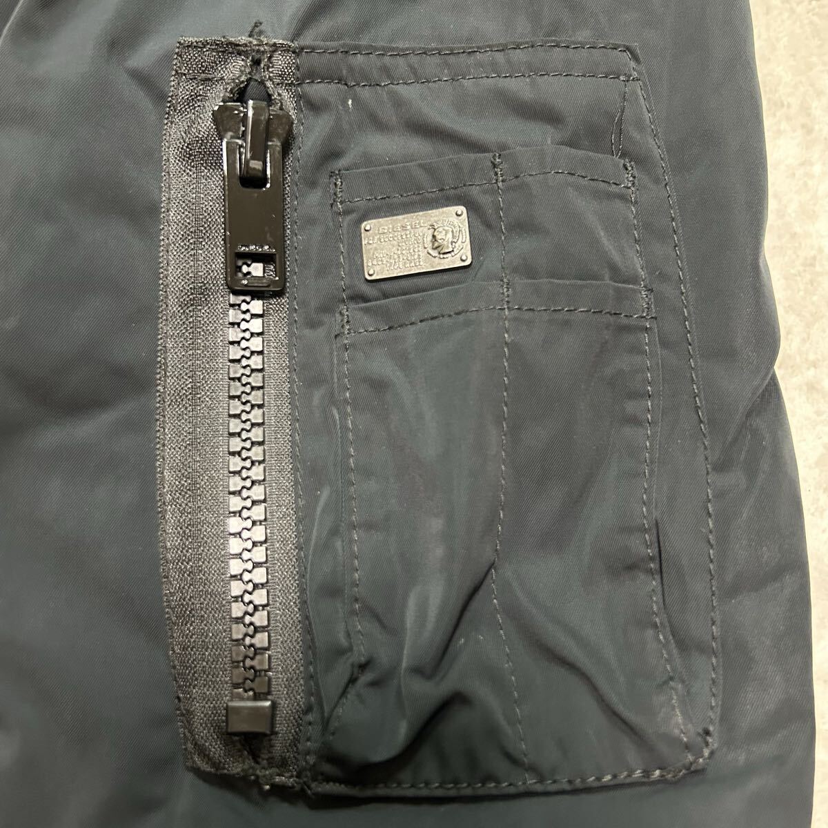 極美品!/XL相当●ディーゼル DIESEL ブルゾン ジップアップジャケット キルティング 中綿 MA-1 タイダイ染め 型ロゴプレート アウター _画像8