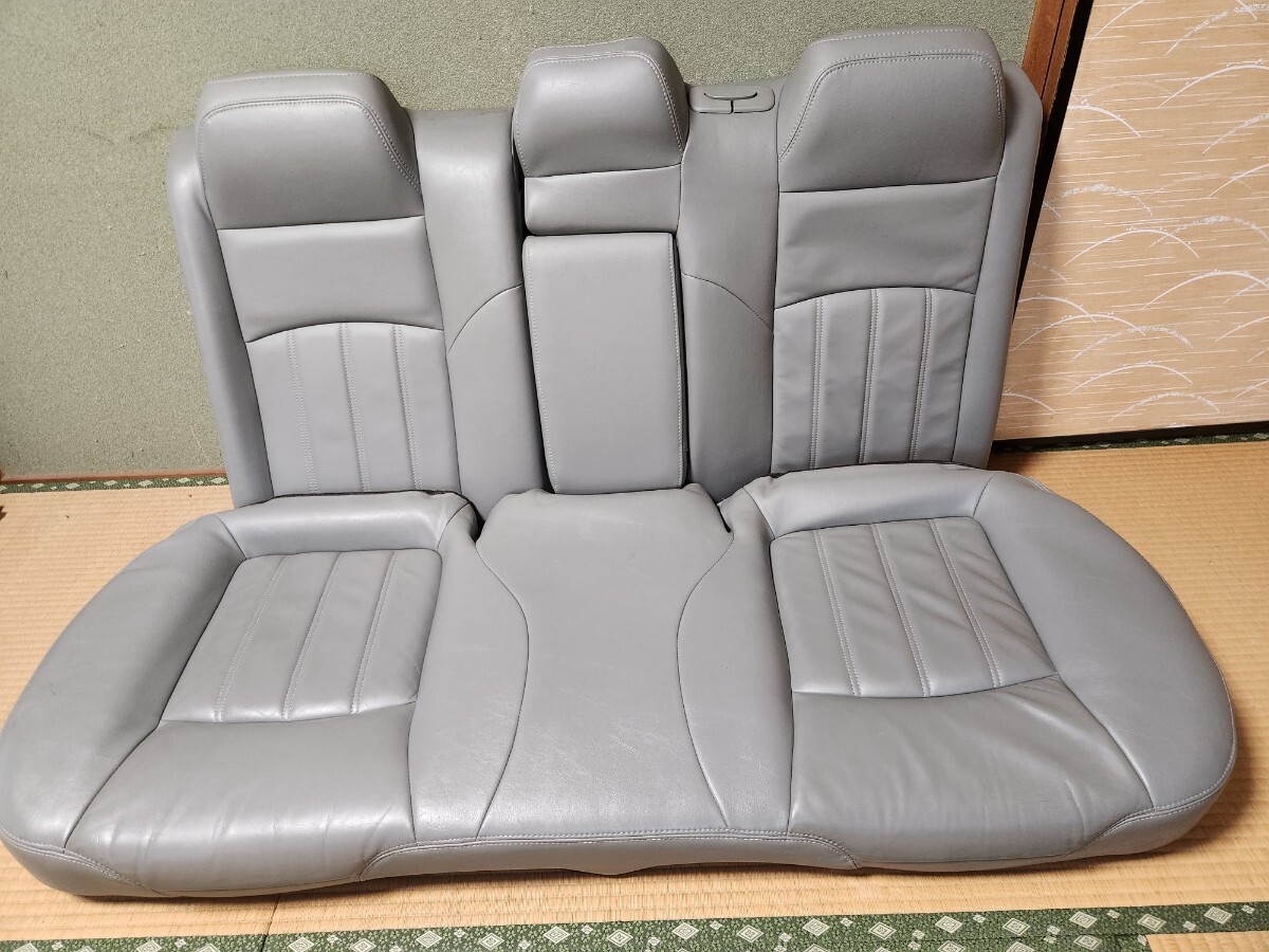 300C ツーリング　純正リアシート　本革　　マグナム　送料無料_画像1