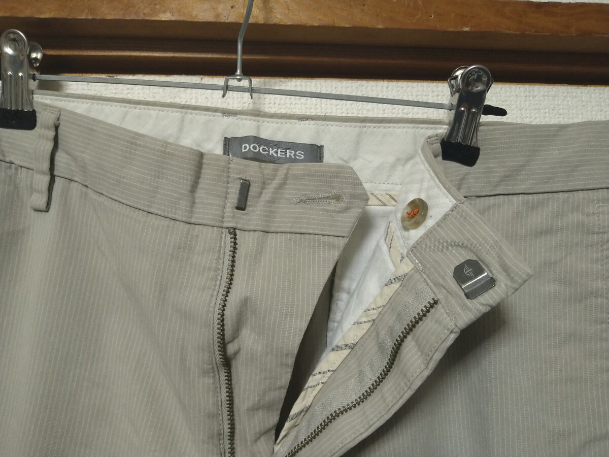 《B101》【DOCKERS】ドレスチノ W32(約84cm) ピンストライプ ベージュ系 難ありチノパン_画像4