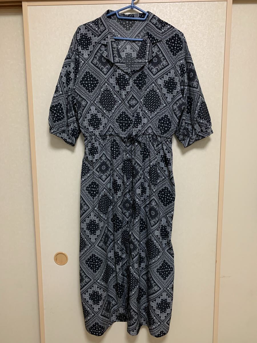 【送料込】ジーユー GU バンダナプリントワンピース 7分袖 黒 ブラック サイズ XL ロングワンピース ペイズリー_画像1