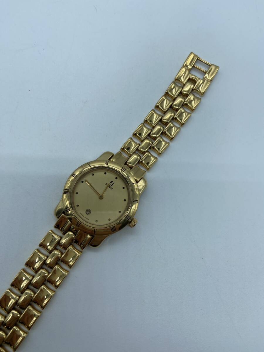 不動品 FENDI フェンディ メンズ レディース 腕時計 860J デイト クォーツ FFロゴ ラウンド ゴールド系 文字盤_画像4