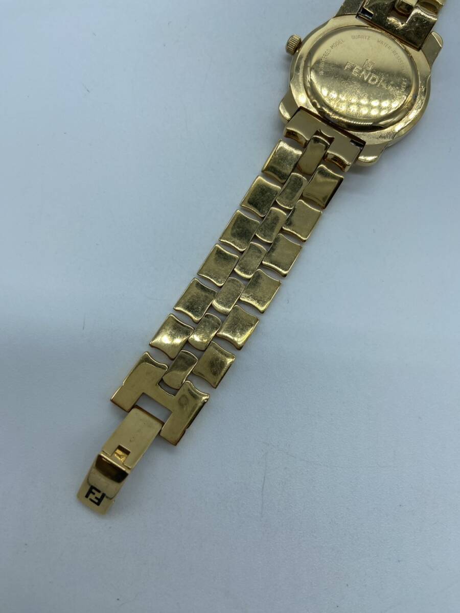 不動品 FENDI フェンディ メンズ レディース 腕時計 860J デイト クォーツ FFロゴ ラウンド ゴールド系 文字盤_画像5