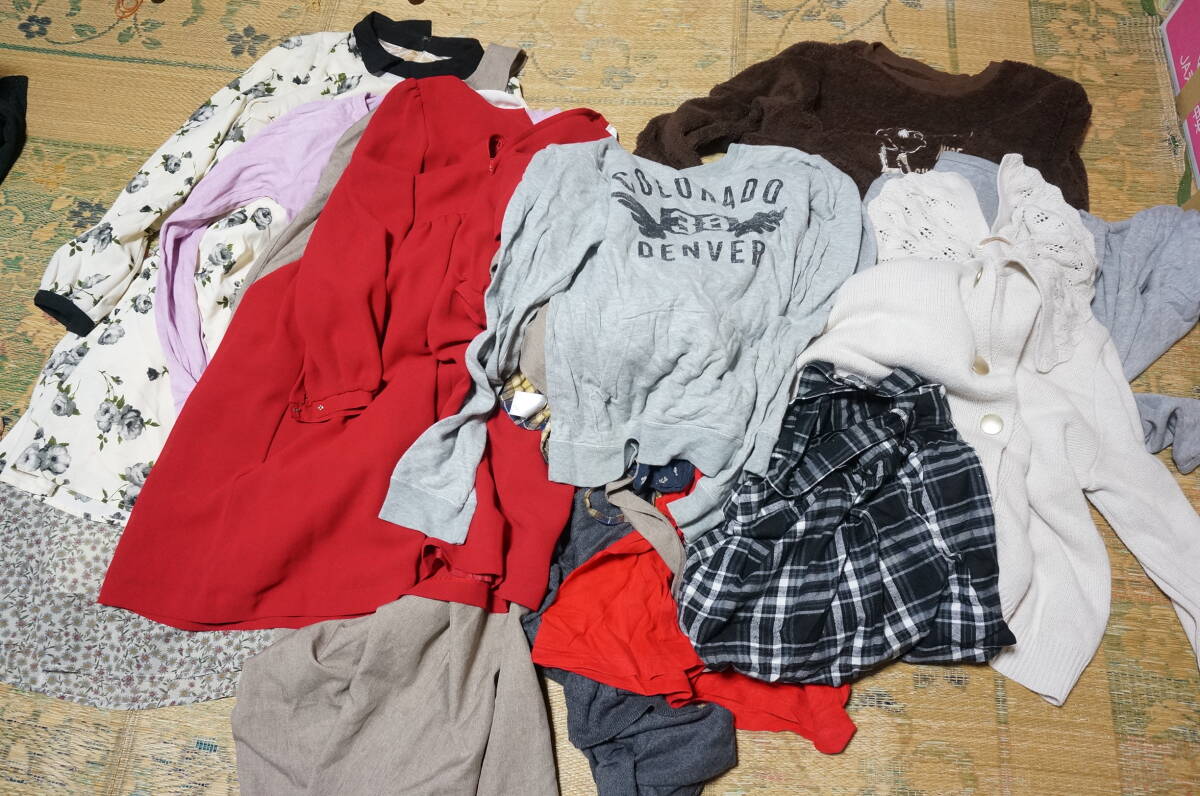 女性用 レディースMサイズ位の洋服 長袖トップス・タートルネック・カーディガン・ワンピース等 大量まとめ売りセット_画像1