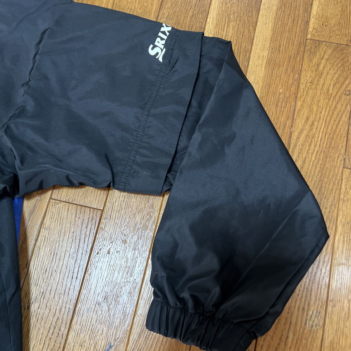 ●SRIXON スリクソン Vネックウインドブレーカー Fサイズ ブラック 袖着脱式 USED品●裏メッシュ_画像3