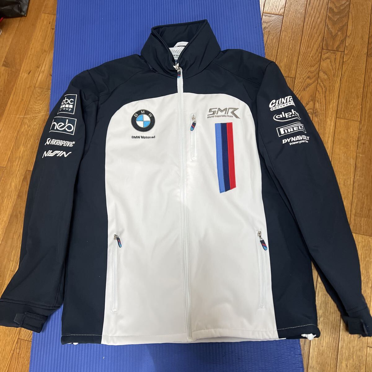 ●BMW Motorrad World Superbike Team SMR ソフトシェルジャケット 2XLサイズ USED品●刺しゅうロゴデザイン レア品_画像1