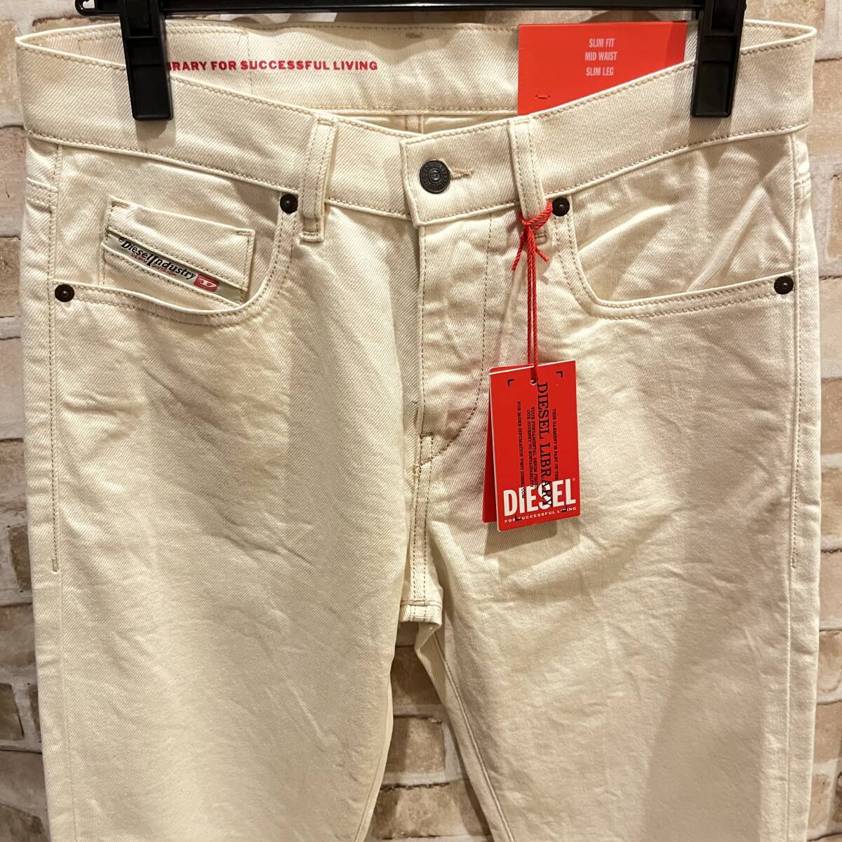 ★新品未使用/DIESEL/価格34100円★タグ付 メンズDIESEL オーバルディーロゴ ストレート デニム パンツ ホワイトベージュ 28_画像3