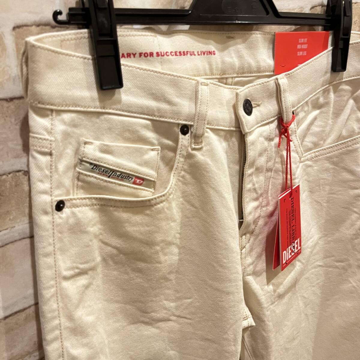 ★新品未使用/DIESEL/価格34100円★タグ付 メンズDIESEL オーバルディーロゴ ストレート デニム パンツ ホワイトベージュ 28_画像4