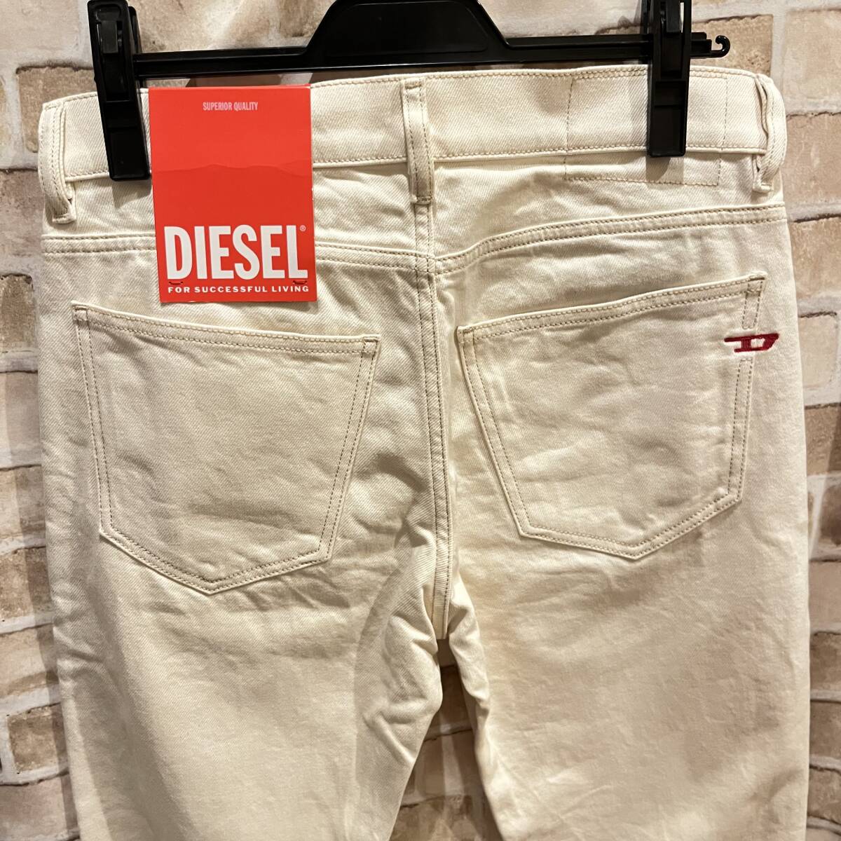 ★新品未使用/DIESEL/価格34100円★タグ付 メンズDIESEL オーバルディーロゴ ストレート デニム パンツ ホワイトベージュ 28_画像6