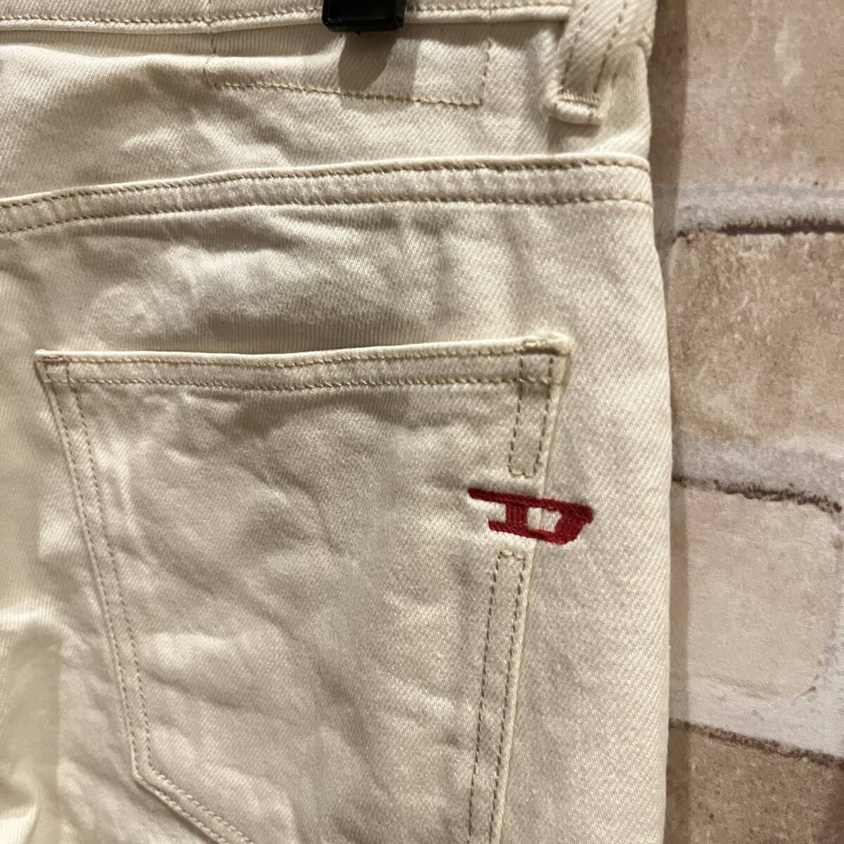 ★新品未使用/DIESEL/価格34100円★タグ付 メンズDIESEL オーバルディーロゴ ストレート デニム パンツ ホワイトベージュ 28_画像7