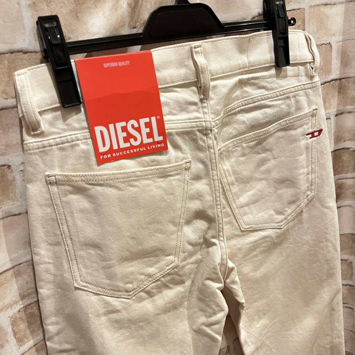 ★新品未使用/DIESEL/価格34100円★タグ付 メンズDIESEL オーバルディーロゴ ストレート デニム パンツ ホワイトベージュ 28_画像9