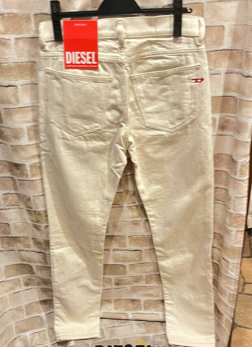 ★新品未使用/DIESEL/価格34100円★タグ付 メンズDIESEL オーバルディーロゴ ストレート デニム パンツ ホワイトベージュ 28_画像2