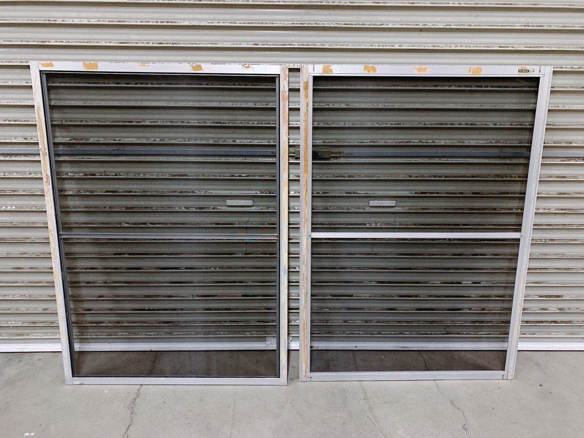 中古 網戸 ２枚セット アルミサッシ W85.5×H118.5mm トーヨーサッシ サッシ 窓 建具 住宅 引取歓迎 茨城県常陸大宮市 1002か1 M裏 220_画像1