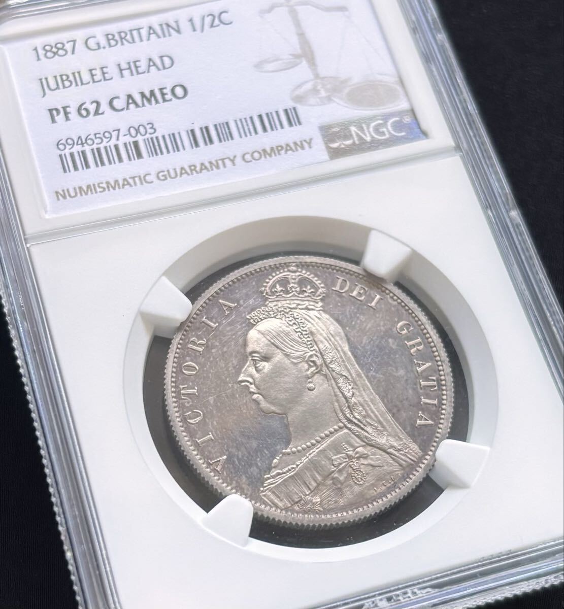 【完売品】1887イギリス ヴィクトリア女王ハーフクラウン銀貨 NGC PF62CAM エリザベス ウナとライオン金貨コインではない_画像2