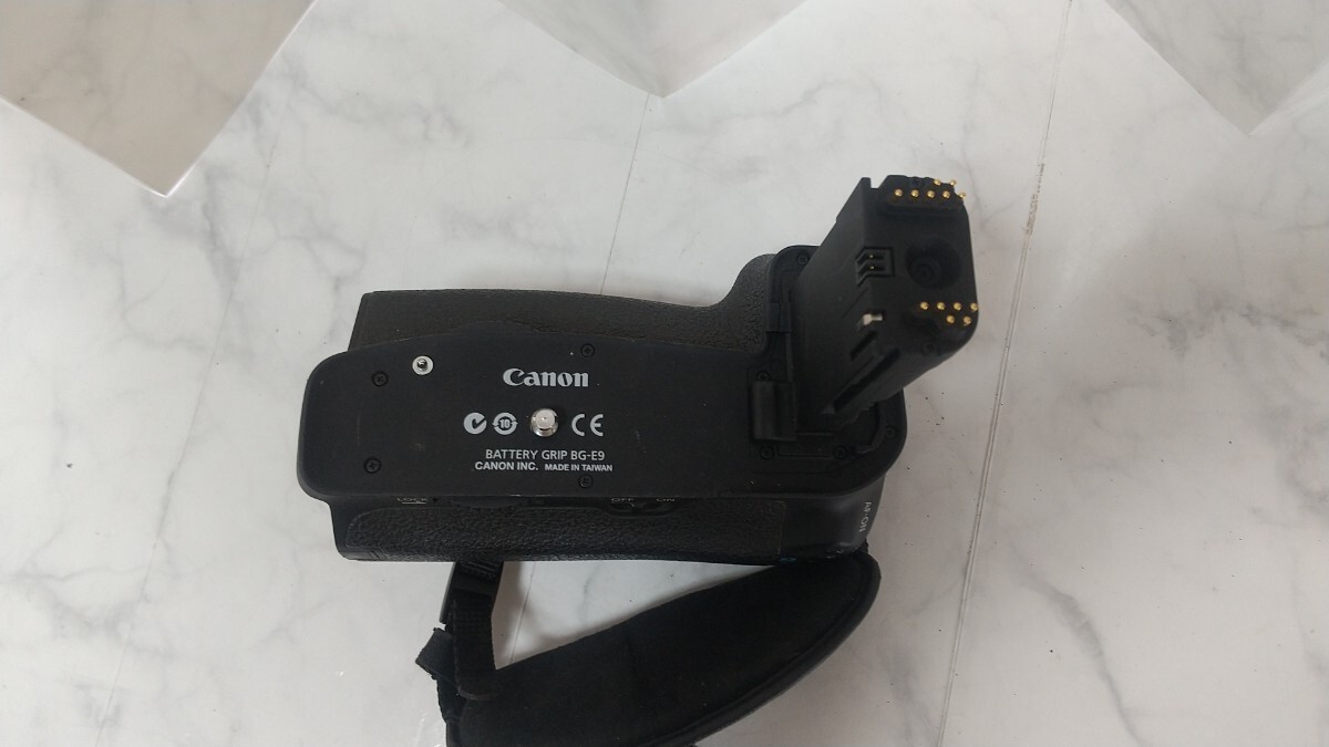 K5237 Canon BATTERY GRIP BG-E9 デジタルカメラアクセサリー/バッテリーグリップ /キャノン 動作未確認 現状品 ジャンク _画像1