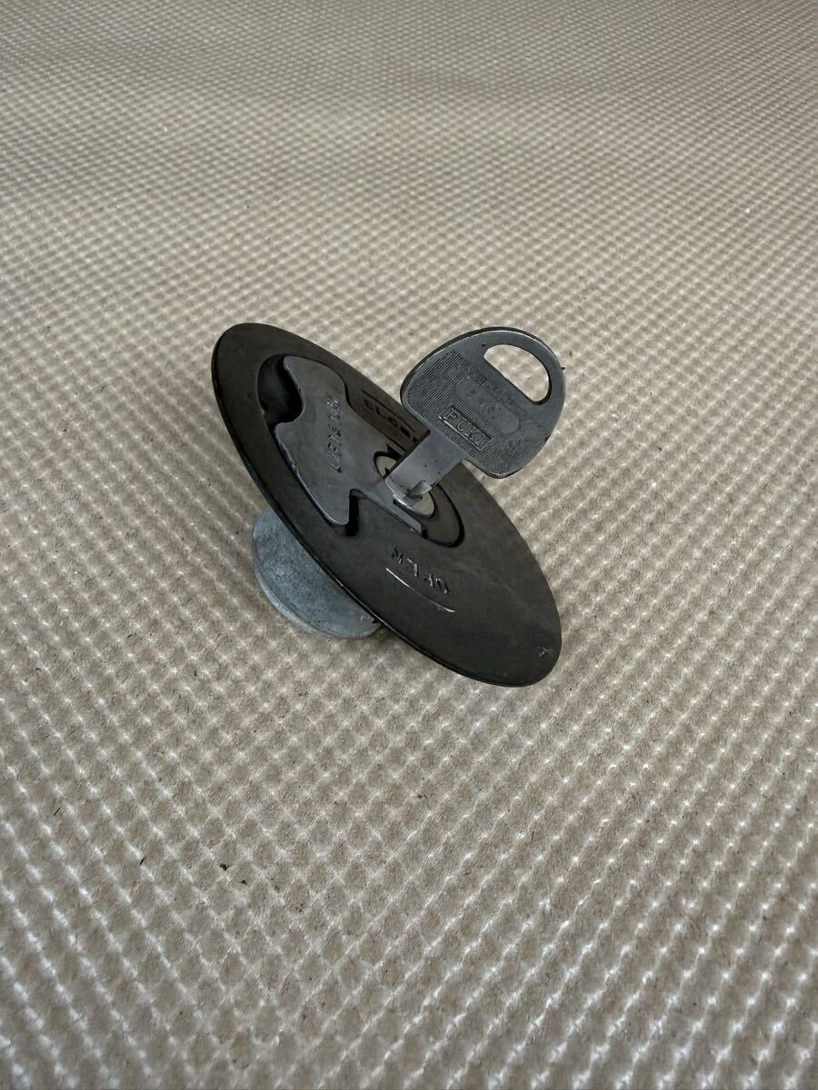 RG500 RG400 GSX-R750 GSX-R1100共通 鍵付き 純正タンクキャップ_画像1