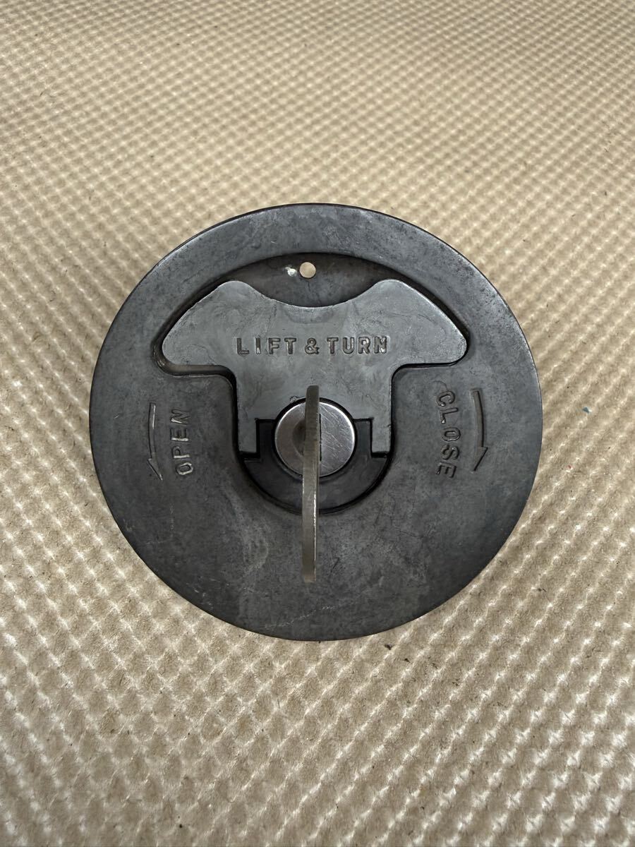 RG500 RG400 GSX-R750 GSX-R1100共通 鍵付き 純正タンクキャップ_画像3