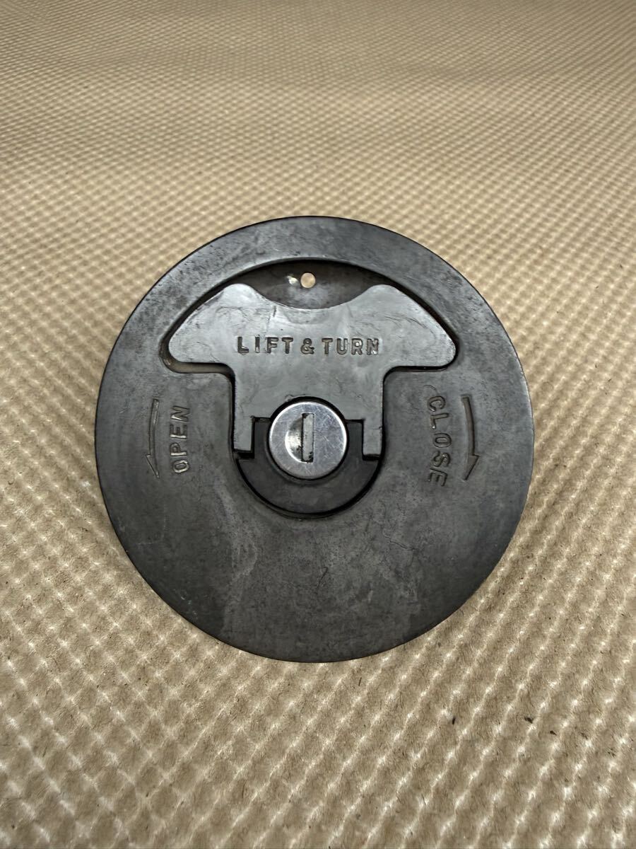 RG500 RG400 GSX-R750 GSX-R1100共通 鍵付き 純正タンクキャップ_画像4