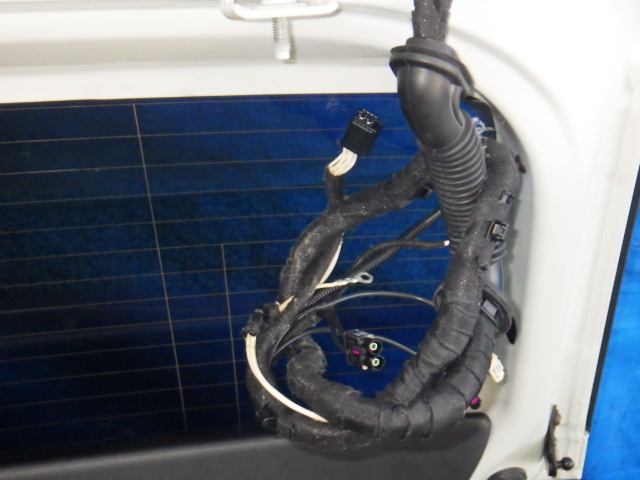 フォルクスワーゲン ポロ ABA-AWCHZ バックドア LC9A 白系 リアゲート 【管理番号 1072 RF7-601】中古【大型商品】25_画像8