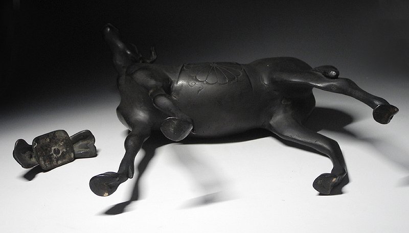 緑屋i■ 古美術品　古銅　馬 香炉 置物　高約35.5cm　菊紋 桐紋　時代物 金工美術　i9/1014-5/7-4#100_画像4