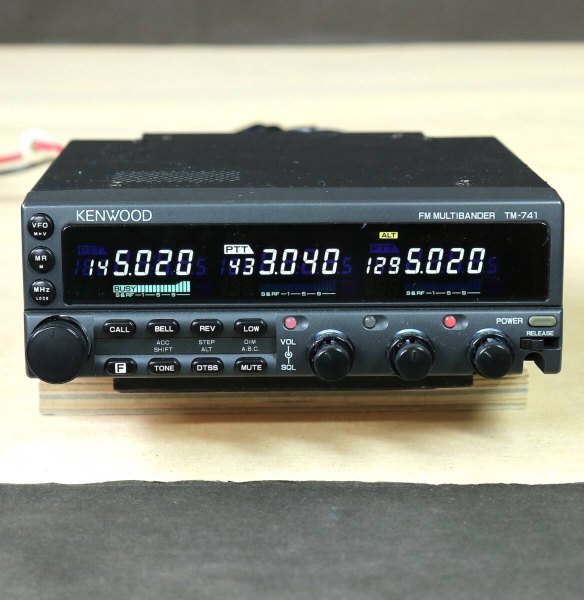 KENWOOD ケンウッド TM-941S ハイパワー仕様( TM-741S +1200MHz ) 3バンド モービル機 白色 LED換装済( TM742 TM-841 TM942 )_画像1