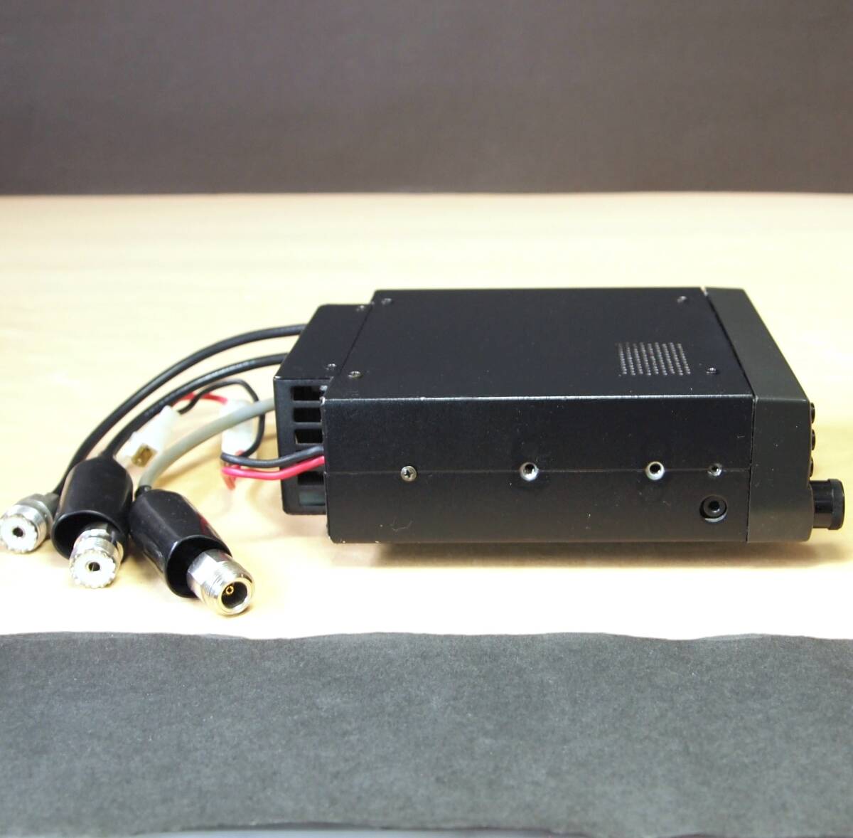 KENWOOD ケンウッド TM-941S ハイパワー仕様( TM-741S +1200MHz ) 3バンド モービル機 白色 LED換装済( TM742 TM-841 TM942 )_画像4