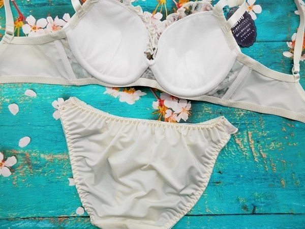 Zc7019◆新品 ブラショーツセット 【C70/M】下着 ランジェリー 脇高 美胸 美谷間 フラワーブーケ クリーム_画像3