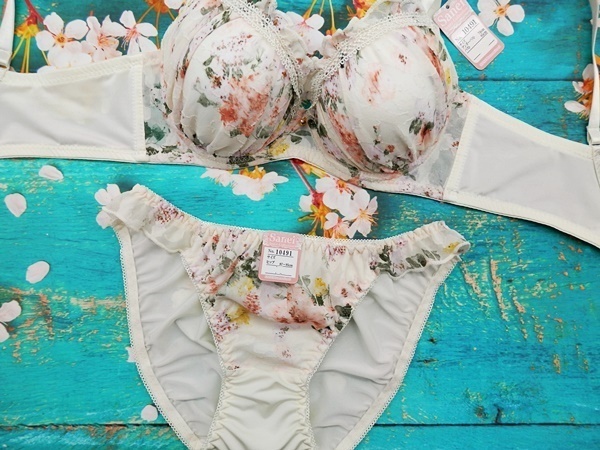 Zc7019◆新品 ブラショーツセット 【C70/M】下着 ランジェリー 脇高 美胸 美谷間 フラワーブーケ クリーム_画像2