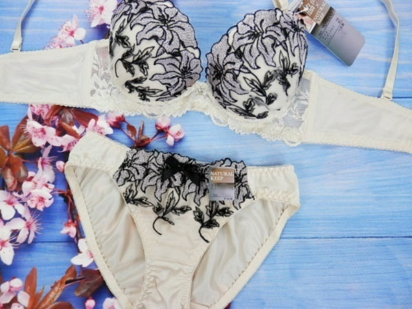 Zd7048◆新品 ブラショーツセット【D70/M】下着 ランジェリー 脇高 谷間メイク 美胸 アマリリス クリーム_画像2