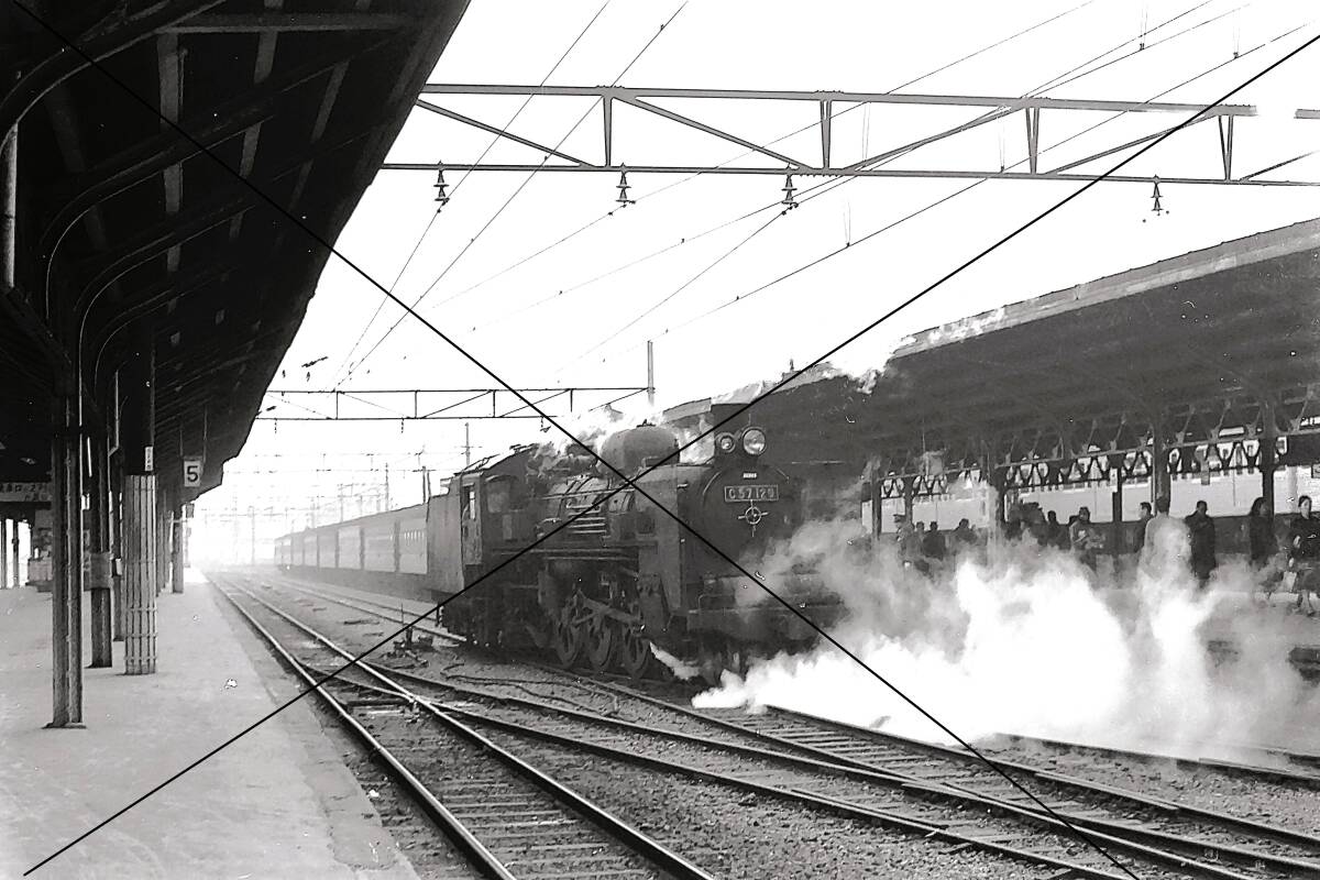 C57-129〔岩〕静態保存解体-房総西線=昭和40年代のSLモノクロネガ35mm1コマ#6/124レ両国駅到着機回し線へ/S44.2.17/著作権譲渡証明書=有り_画像1