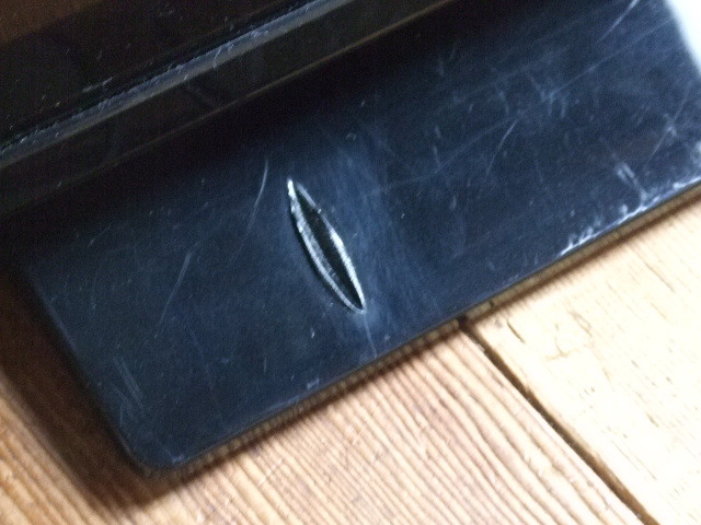 ハイセンス (hisense) の19V HDD録画対応 LED 液晶テレビ 19A50 19年製 リモコン、カード付 スタンド(台)に傷あり_画像4