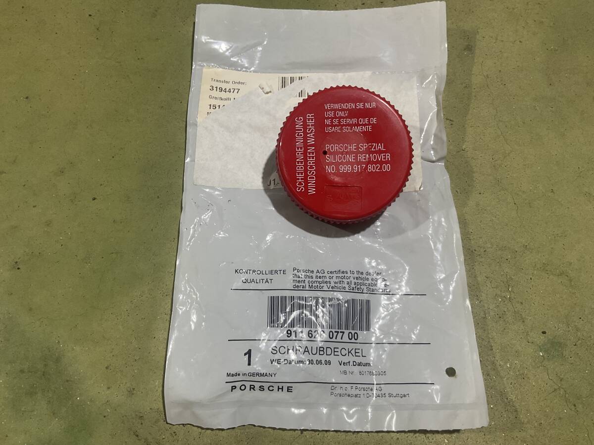 未使用/ワンプライス再出品　ポルシェ　純正ウインドーウォッシャータンクのキャップ　純正部品番号//911 628 077 00_画像1