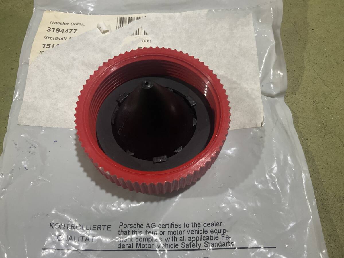 未使用/ワンプライス再出品　ポルシェ　純正ウインドーウォッシャータンクのキャップ　純正部品番号//911 628 077 00_画像4