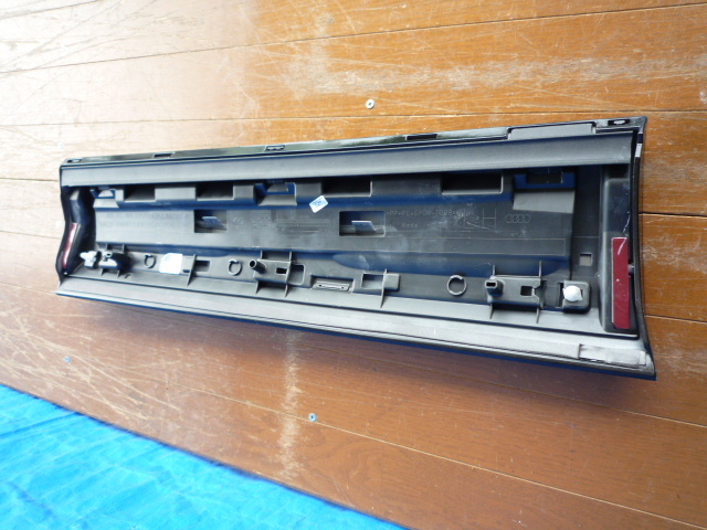 ☆BJ562　アウディ　Q3　８U　ドアモール　左　リア　黒　8U0853969_画像2