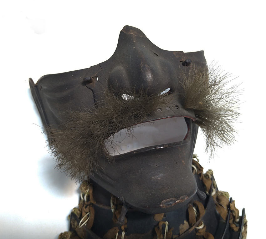 поверхность .* шлем доспехи доспехи .. битва . смычок меч седло стремя гарда меча глаз .. голова большой название samurai